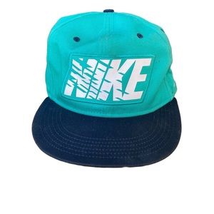 Nike True snap back hat.
